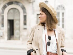 Mulher representando a moda minimalista francesa