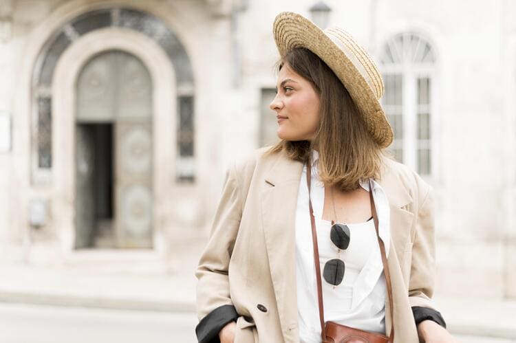 Mulher representando a moda minimalista francesa