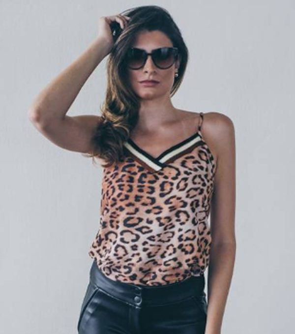 look feminino com uma blusinha animal print