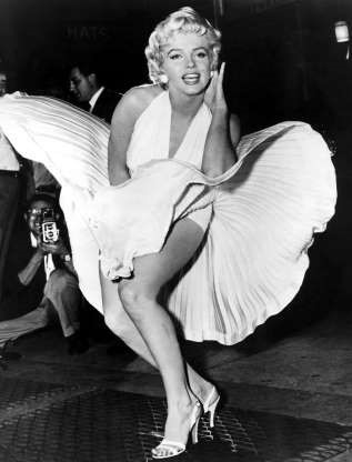 A atriz Marilyn Monroe utilizando seu icônico vestido branco