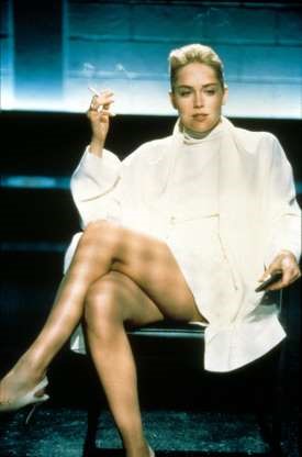 Atriz Sharon Stone usando um vestido branco no filme Instinto Selvagem