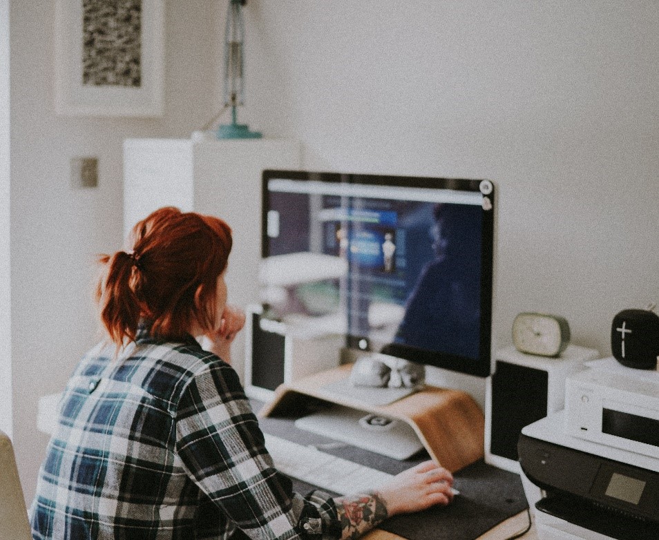 mamãe com uma camisa xadrez na frente do computador trabalhando em home office