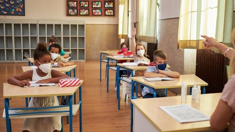 6 alunos e 1 professora em sala de aula neste momento de pandemia