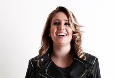 Look feminino composto por uma belissíma jaqueta de couro