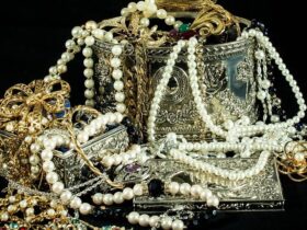 Mix de acessórios femininos para um primeiro encontro confeccionados com pérolas brancas