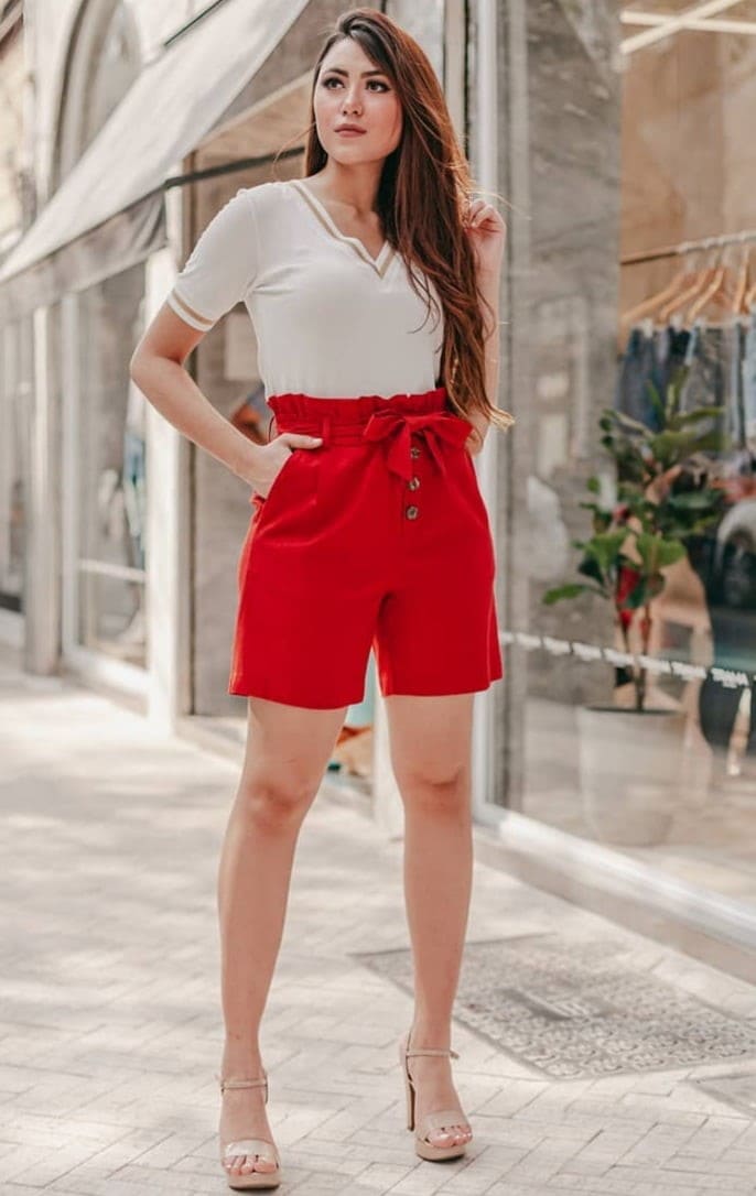 Look feminino composto por shorts de linho vermelho e camiseta básica com gola em V