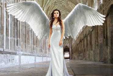 Mulher vestida de anjo