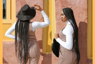 mulher com macacão e blusa