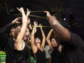 Jovens com roupas pretas se divertindo numa festa de formatura