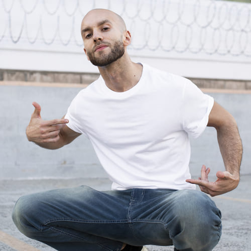 Look masculino básico - calça jeans com camiseta branca