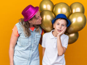 Mãe com look feminino descontraído ao lado fo filho