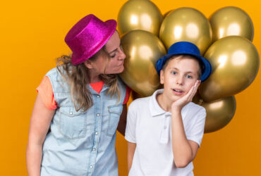 Mãe com look feminino descontraído ao lado fo filho
