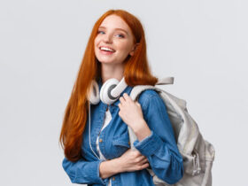 Moça ruiva com um estilo todo moderninho