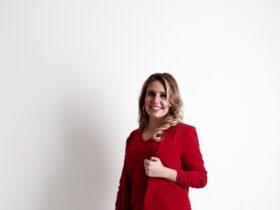 Mulher usando calça jeans e um blazer vermelho