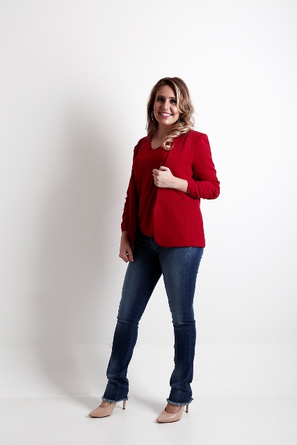 Mulher usando calça jeans e um blazer vermelho