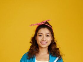 Mulher usando um look dos anos 90