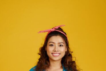 Mulher usando um look dos anos 90