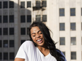 Mulher usando um look básico- calça jeans com camiseta branca
