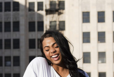 Mulher usando um look básico- calça jeans com camiseta branca