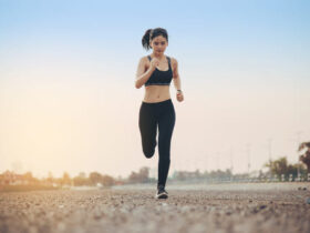Look esportivo sendo usado por uma mulher enquanto corre