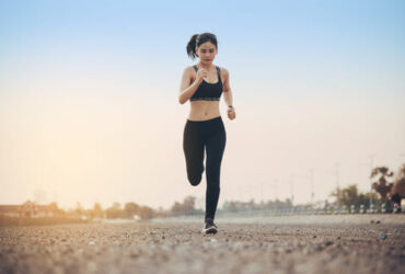 Look esportivo sendo usado por uma mulher enquanto corre