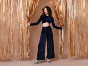 Mulher usando um conjnto de blusa e calça preta para festa