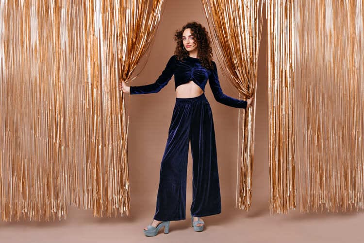 Mulher usando um conjnto de blusa e calça preta para festa