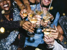 Pessoas se divertindo numa festa de confraternização de noite