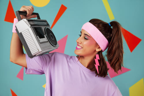 Professora de educação fisica usando um look anos 80 se preparando para exercício físico