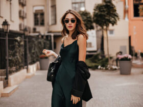 Mulher utilizando um vestido preto como peça principal do look
