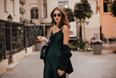 Mulher utilizando um vestido preto como peça principal do look