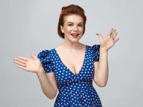 Mulher ruiva usando uma look dos anos 60