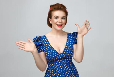 Mulher ruiva usando uma look dos anos 60