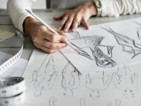 Imagem das mãos de uma designer de moda