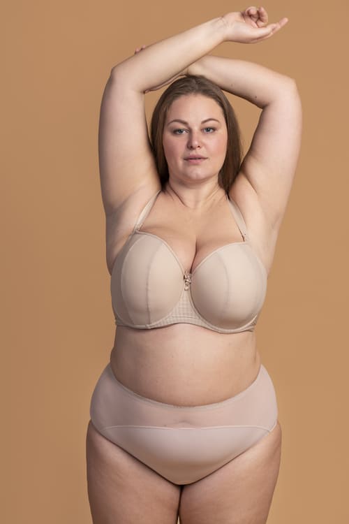 mulher usando calcinha e sutiã reforçado plus size