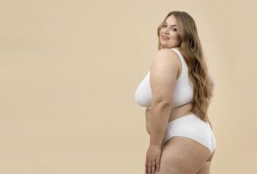 Mulher confiante demonstrando sua individualidade ao usar uma lingerie plus size branca