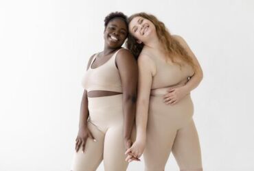 Moda intima plus size sendo representada por duas mulheres
