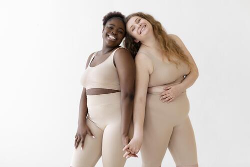 Moda intima plus size sendo representada por duas mulheres