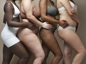 4 mulheres vestindo lingerie plus size