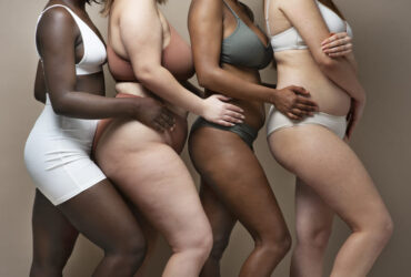 4 mulheres vestindo lingerie plus size