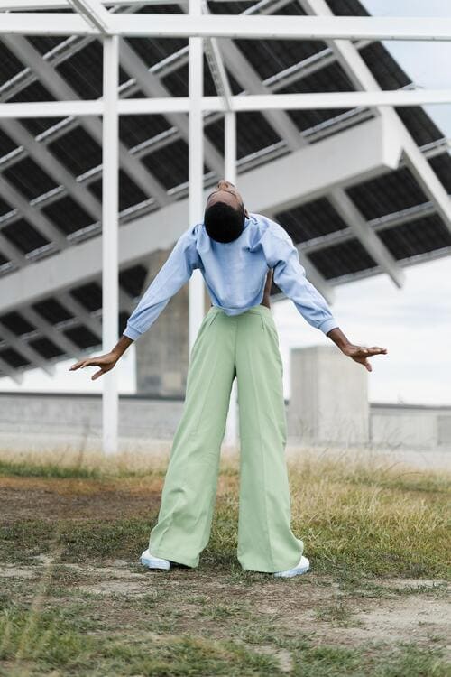 homem negro com roupas no melhor estilo hippie dançando ao ar livre