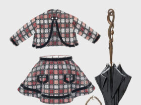 Modelo de um look feminino formado por um conjuntinho básico