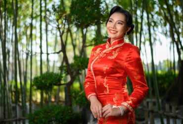 Mulher asiática utilizando um vestido oriental vermelho