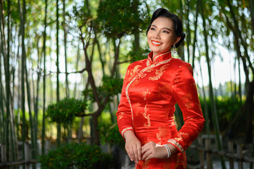 Mulher asiática utilizando um vestido oriental vermelho