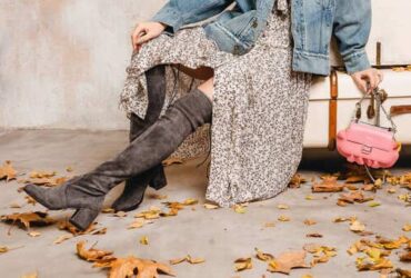 Mulher utilizando um vestido floral com uma bota marrom até o joelho