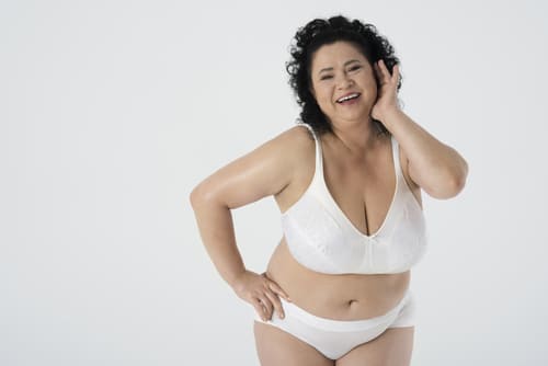 Mulher madura utilizando um conjunto de lingerie plus size e confortável