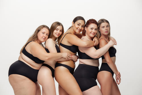 5 mulheres diferentes valorizando seus corpos através de lingeries de vários tamanhos