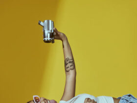 Retrato de uma jovem representando a moda feminina nos anos 90