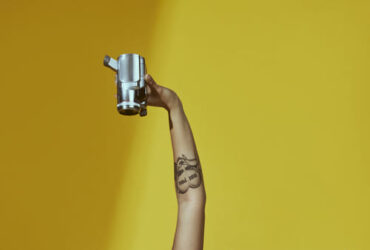 Retrato de uma jovem representando a moda feminina nos anos 90