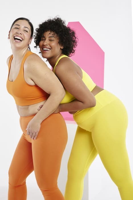 Duas mulheres usando lingeries plus size de cores vibrantes